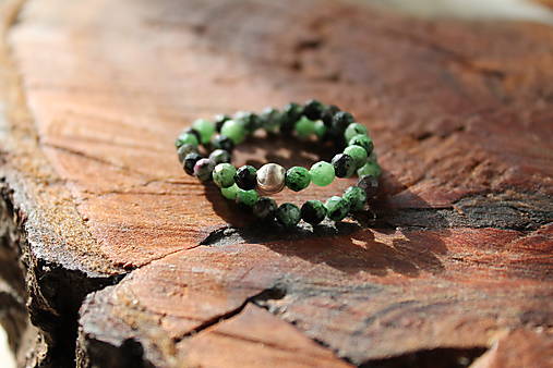 Rubín v zoisite so striebrom