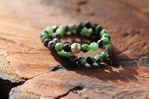 Rubín v zoisite so striebrom