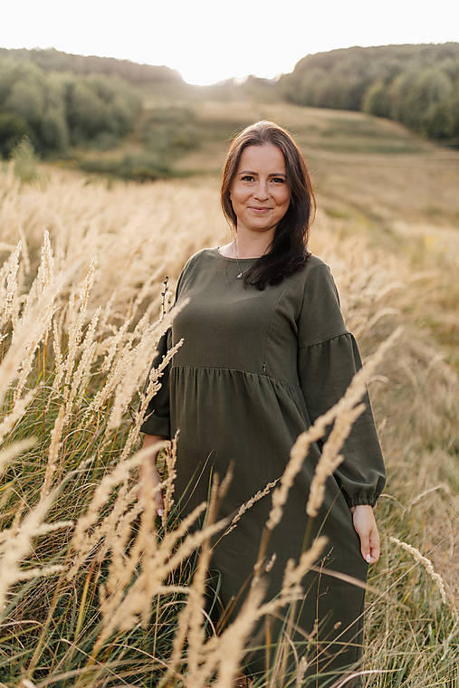 Šaty - Ľanové MIDI šaty s dlhými PUFF rukávmi - khaki zelená - 17862206_