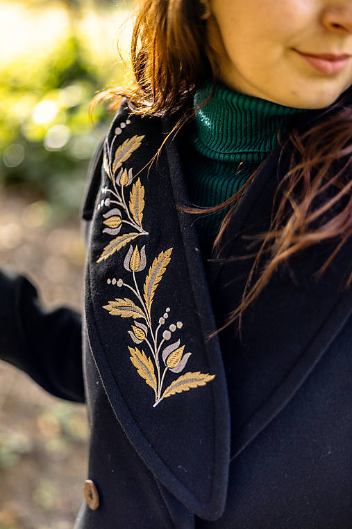 Bundy a kabáty - Dlhý čierny kabát s vyšívanou samostatnou kapucňou Luna - 17862819_