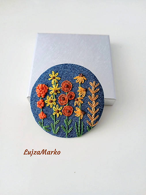 Brošne - Denimová brošňička s ručnou výšivkou - 17863865_