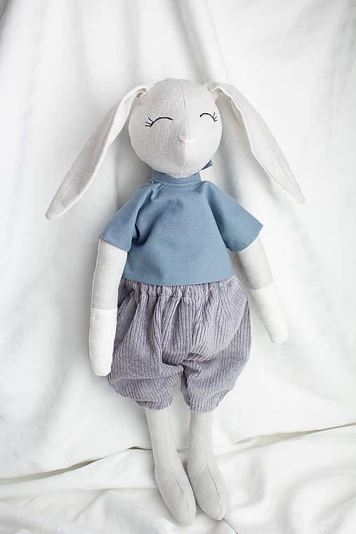 Hračky - Zajačik v šedých menčestrákoch - 17867959_