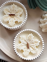 Sviečky - VIANOČNÁ Sójová sviečka v jesmonite nádobke - 17867709_