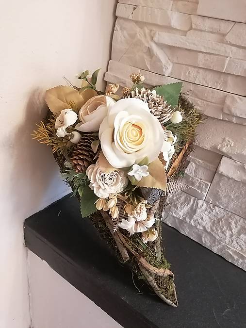 Dekorácie - Prírodné smútočné srdce s kvetmi - 17865893_