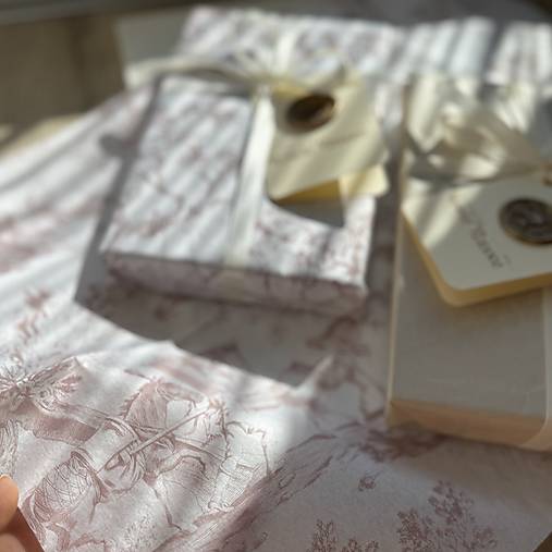 Papier - Vianočné balenia (doplnkové produkty) (10ks Baliaci papier bielo-bordový motív TOILE DE JOUI (50x35cm)) - 17865536_