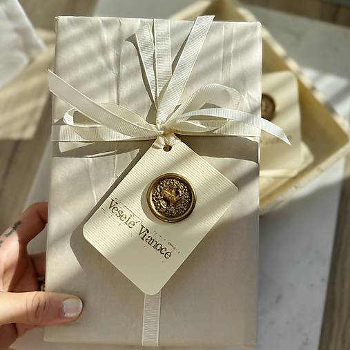 Papier - Vianočné balenia (doplnkové produkty) (Menovka na darček (menovka+pečať+ručne robený text+stuha)) - 17865548_