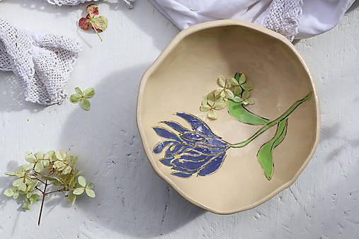 Nádoby - Keramická miska béžová s modrým kvetom - 17871427_