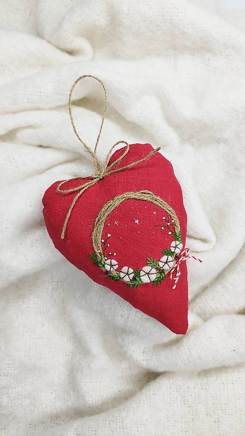 Dekorácie - Vyšívané vianočné srdiečko (veniec s bavlníkom) - 17872319_