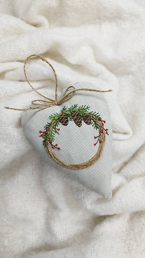 Dekorácie - Vyšívané vianočné srdiečko (veniec s anjelom) - 17872322_