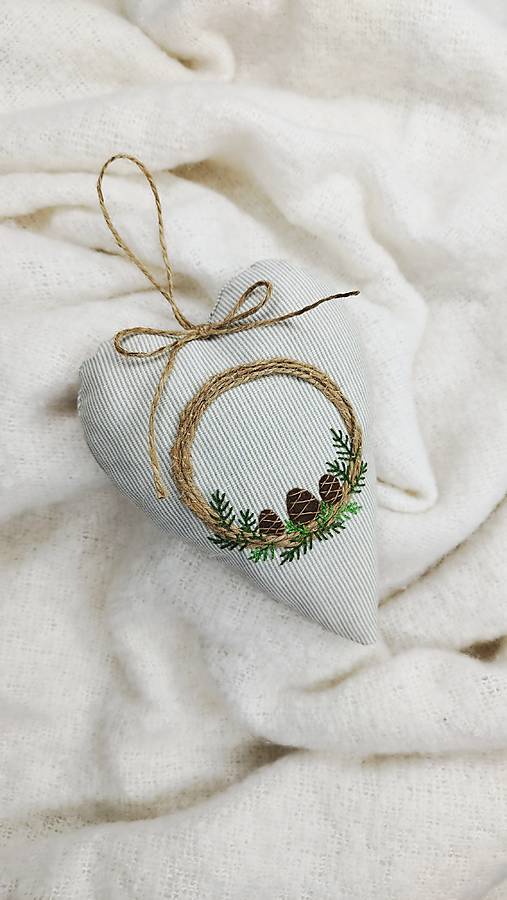 Dekorácie - Vyšívané vianočné srdiečko (vianočná vetvička) - 17872323_