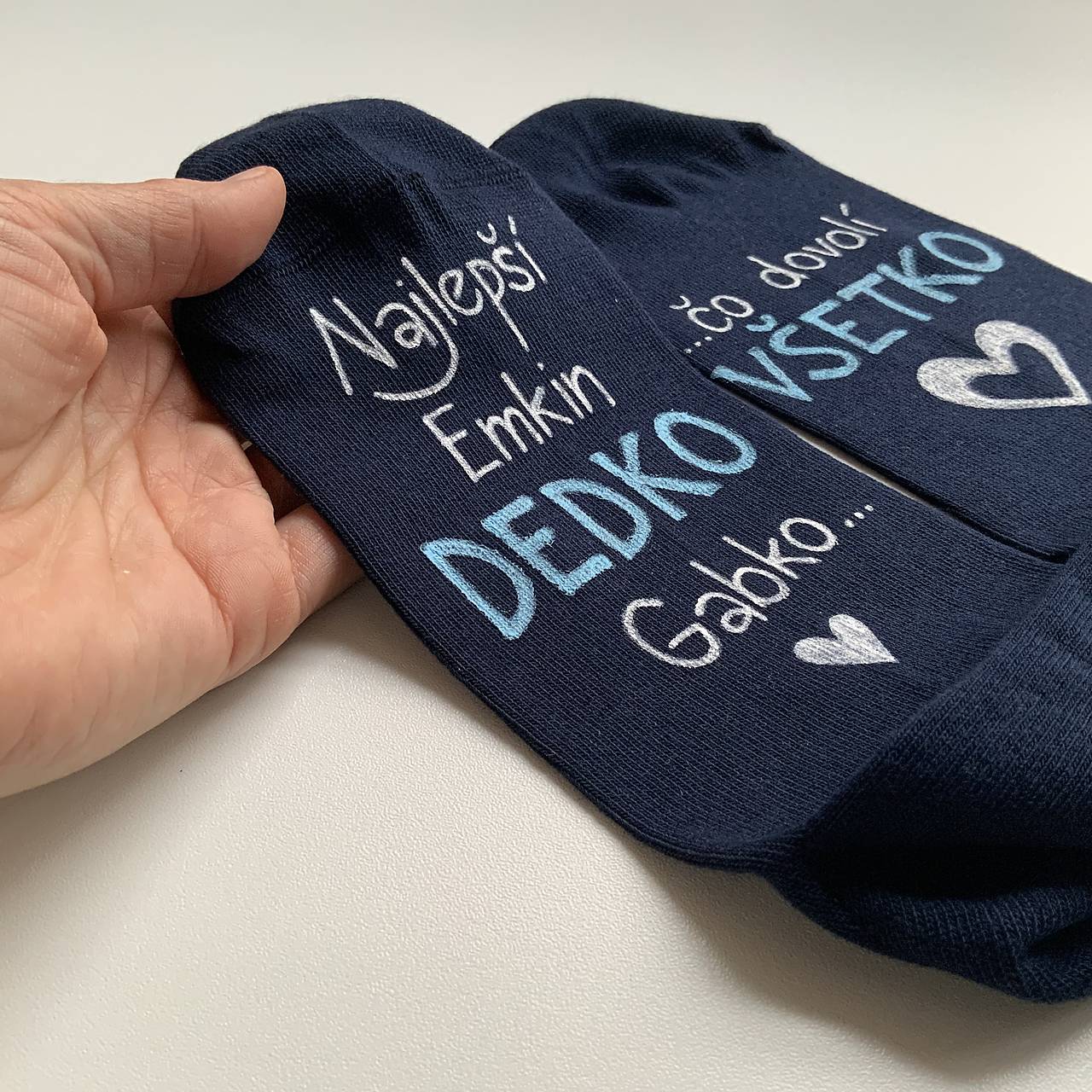 Maľované ponožky s nápisom: "Najlepší dedko, čo dovolí všetko" (tmavomodre s menom)