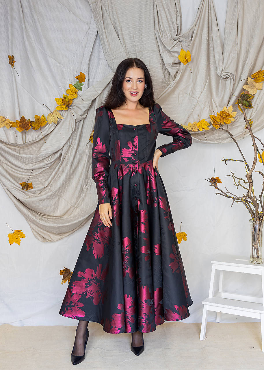 Čierne saténové kvetované maxi šaty s vysokými manžetami