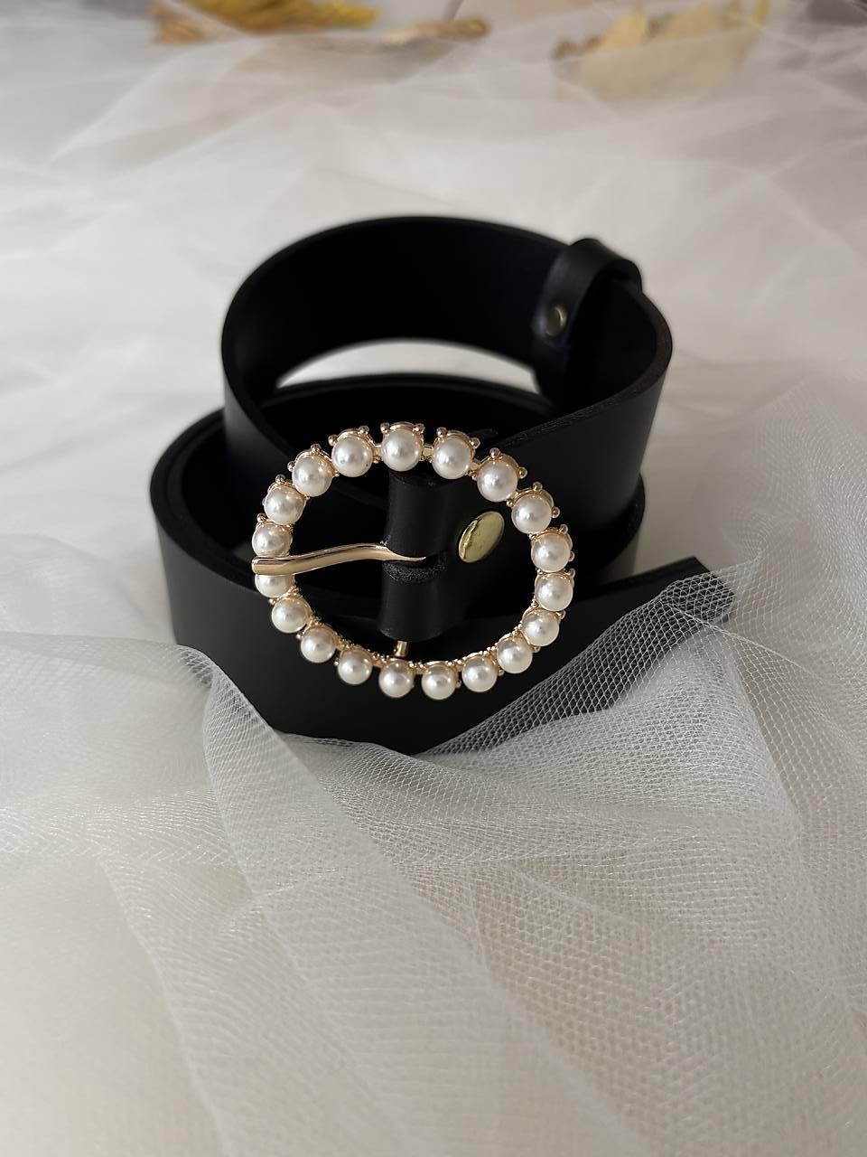 Čierny kožený opasok s perlovou sponou