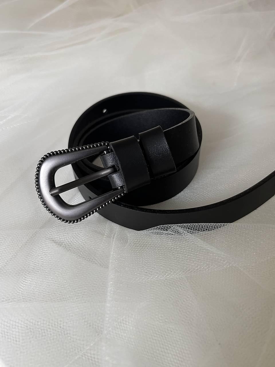 Čierny kožený opasok s čiernou sponou