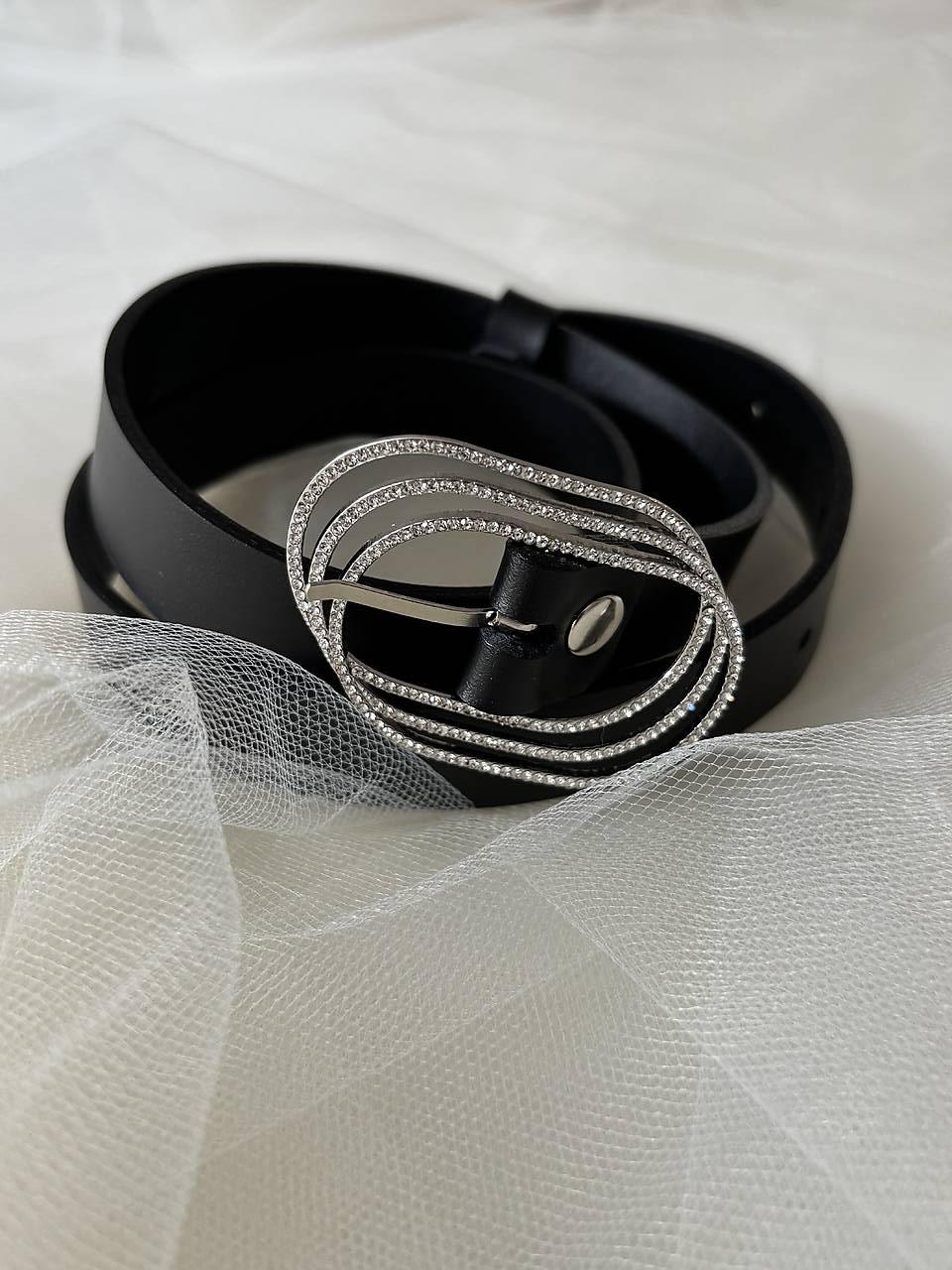 Čierny kožený opasok s trojitou striebornou sponou