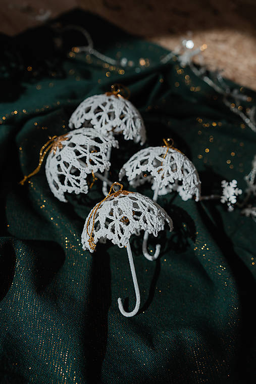 Dekorácie - Dáždnik bielo-zlatý - háčkovaná vianočná ozdoba - 17871089_