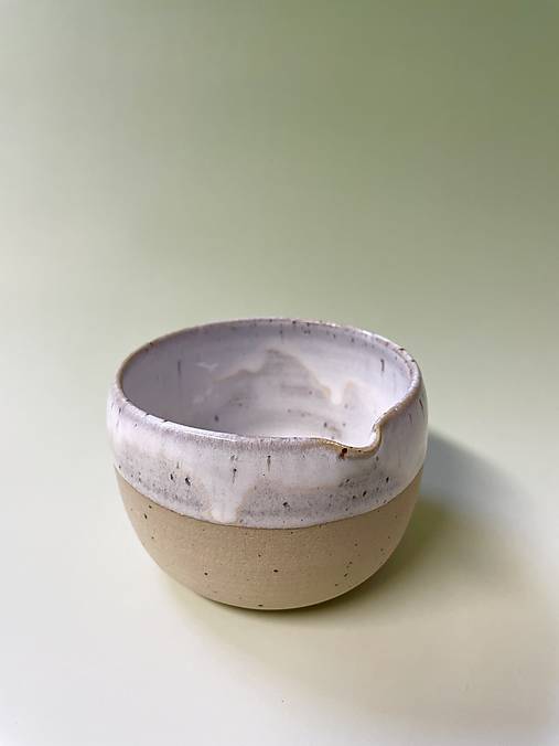 Miska na matchu, biela