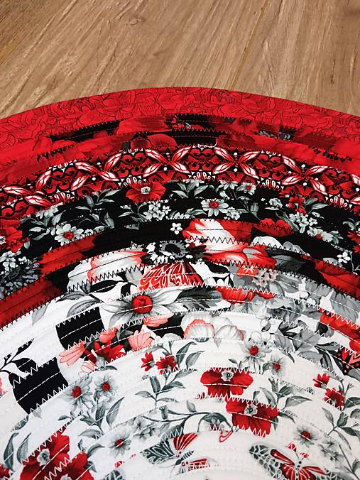 Jelly-Roll koberec z kolekcie Scarlet Days & Nights