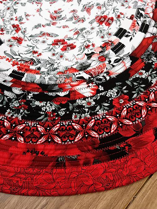 Jelly-Roll koberec z kolekcie Scarlet Days & Nights