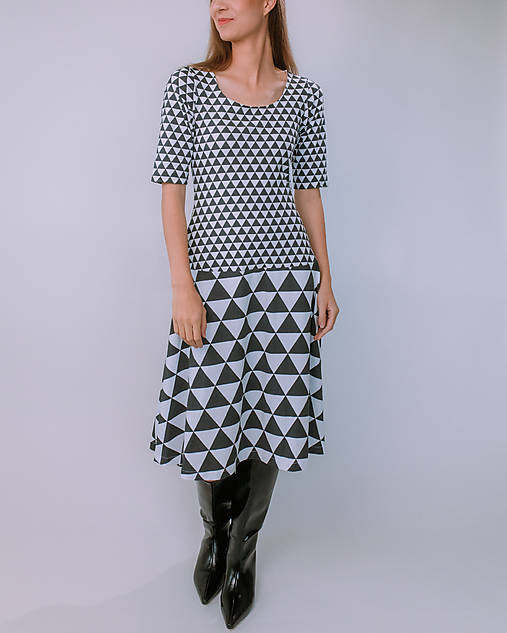 Šaty - MIESTNE ÁČKOVÉ ŠATY S GEOMETRICKÝM VZOROM - 17873881_