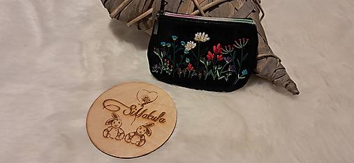 Taštičky - Vyšívaná kozmetická taštička – kvety na čiernej koženke - 17875968_