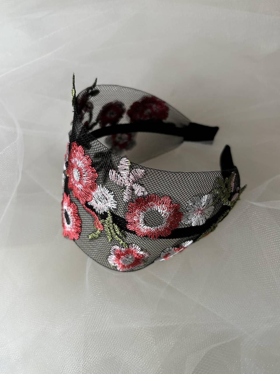 Čelenky z kolekcie Forum Florum  (Čierna tylová široká čelenka s našívanými krajkovými kvetmi)