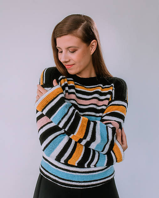 Svetre a kardigány - MIESTNY RUČNE PLETENÝ PRUHOVANÝ SVETER - 17878727_