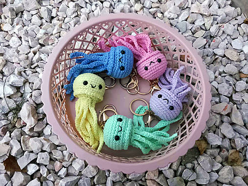 Kľúčenky - Háčkovaná medúza-kľúčenka - 17879329_