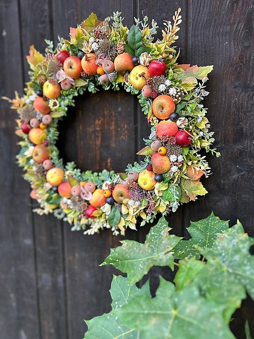 Veniec s farebnými jabĺčkami