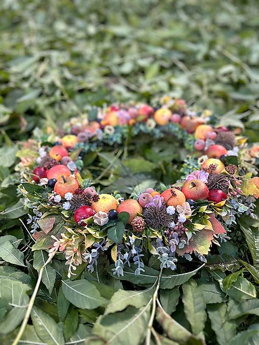 Veniec s farebnými jabĺčkami