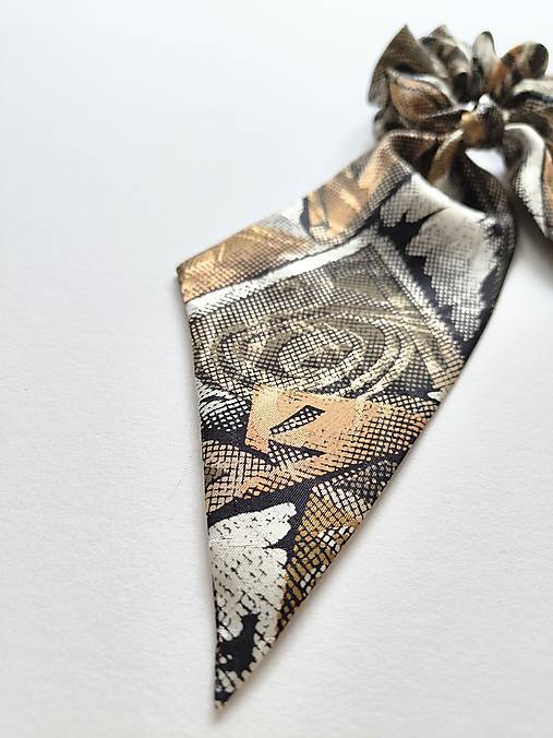 Maxi scrunchie asymetrická (Béžovo-čierna)