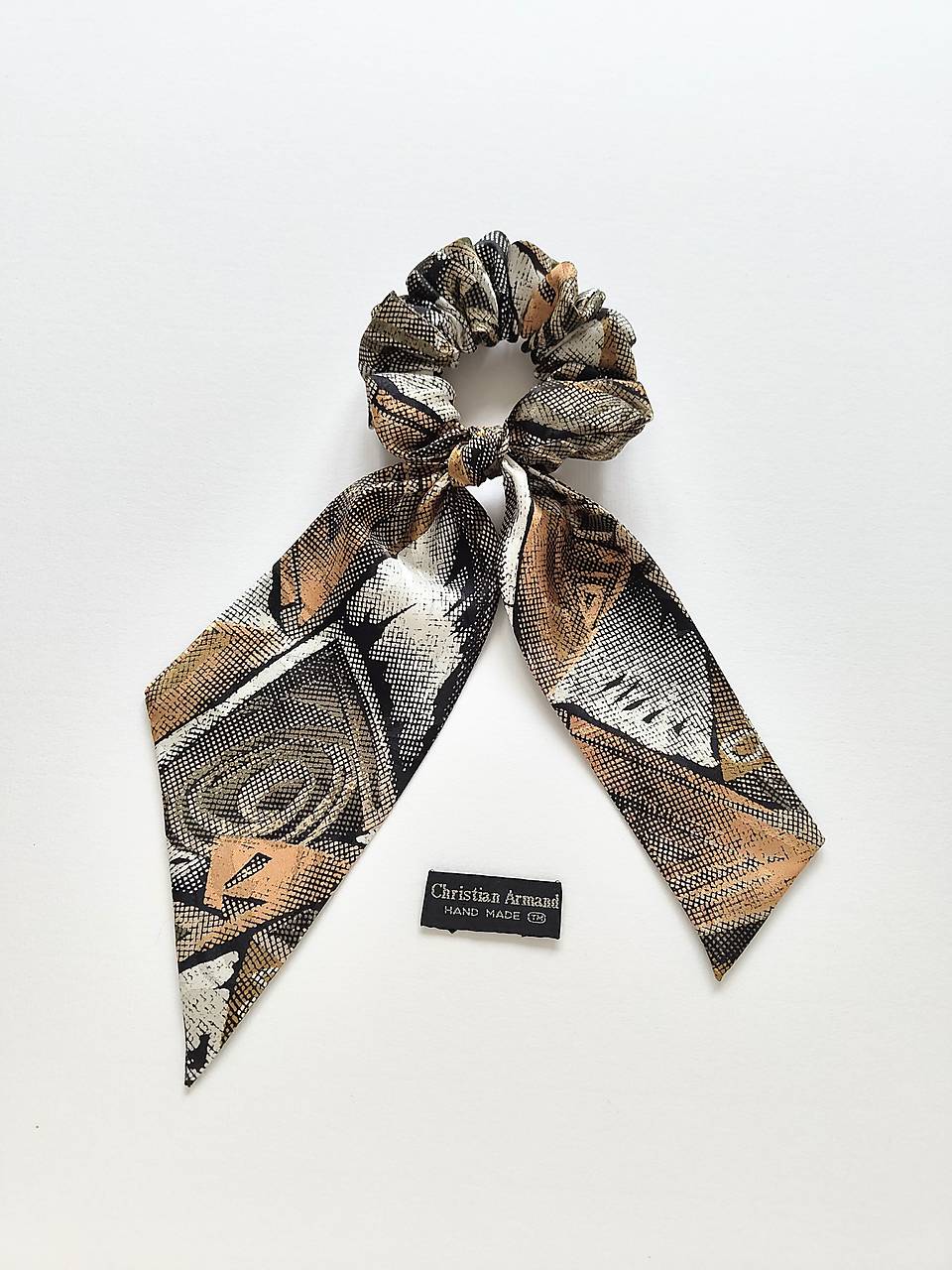 Maxi scrunchie asymetrická (Béžovo-čierna)