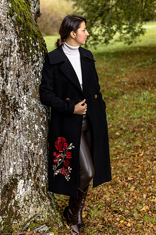 Bundy a kabáty - Dlhý vyšívaný čierny kabát s osobitnou kapucňou Lesná ruža - 17877037_