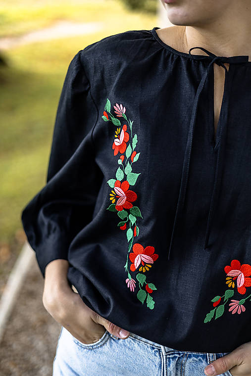 Blúzky a košele - Vyšívaná ľanová blúzka Kvitnúci ľan - 17877415_