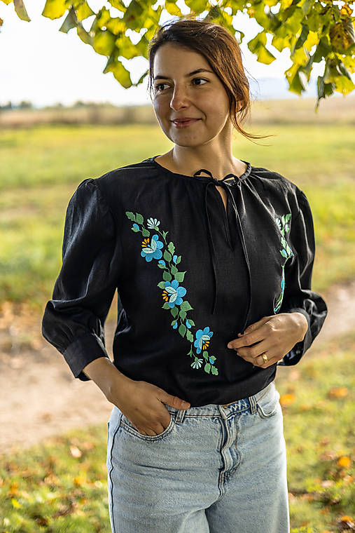 Blúzky a košele - Vyšívaná ľanová blúzka Kvitnúci ľan - 17877428_