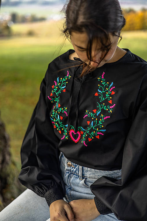 Blúzky a košele - Vyšívaná bavlnená blúzka Na lúke - 17877511_