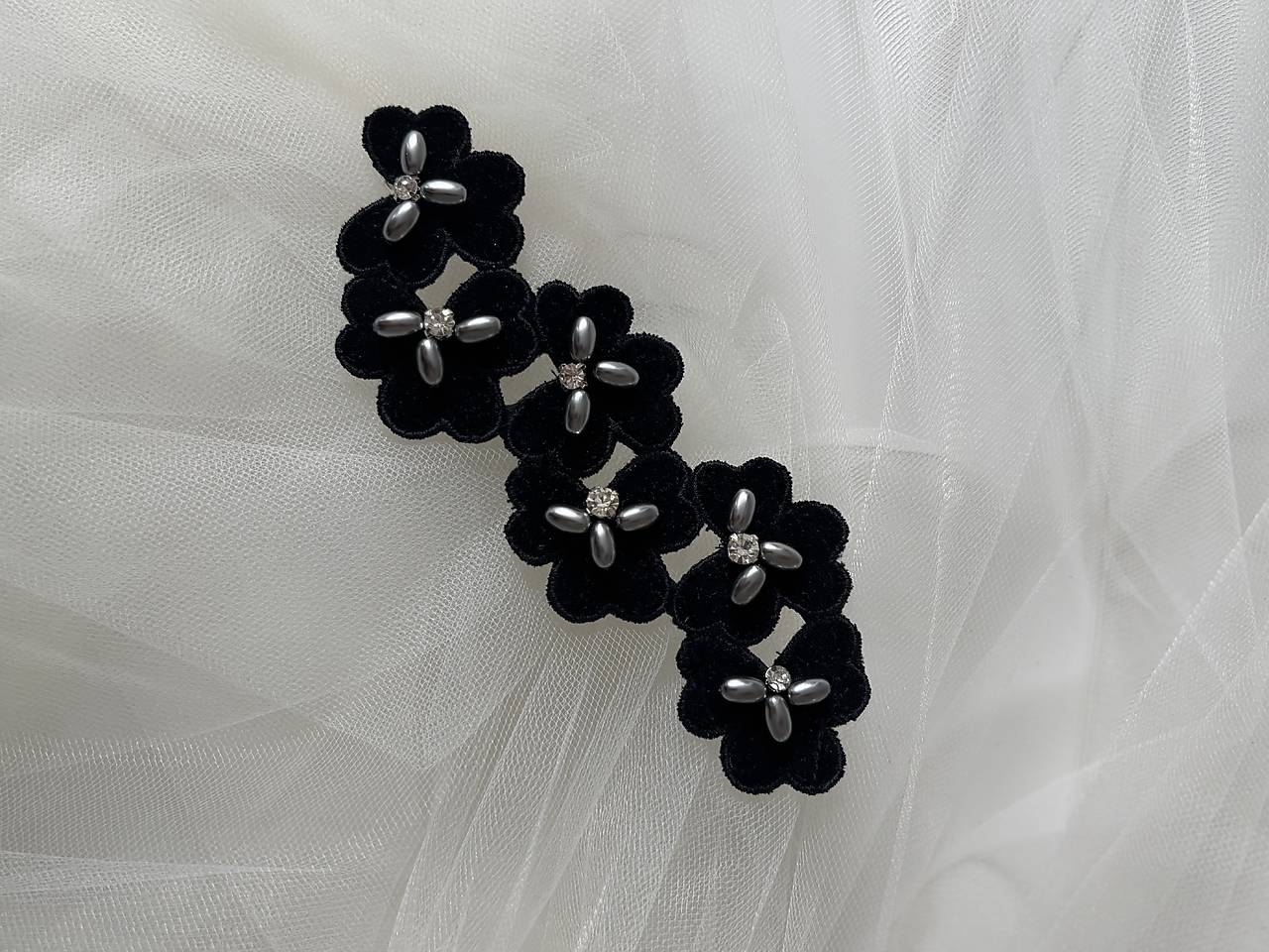Brošne z kolekcie Forum Florum  (Čierna zamatová kvietkovaná brošňa s ručne našívanými korálkami a štrasom)