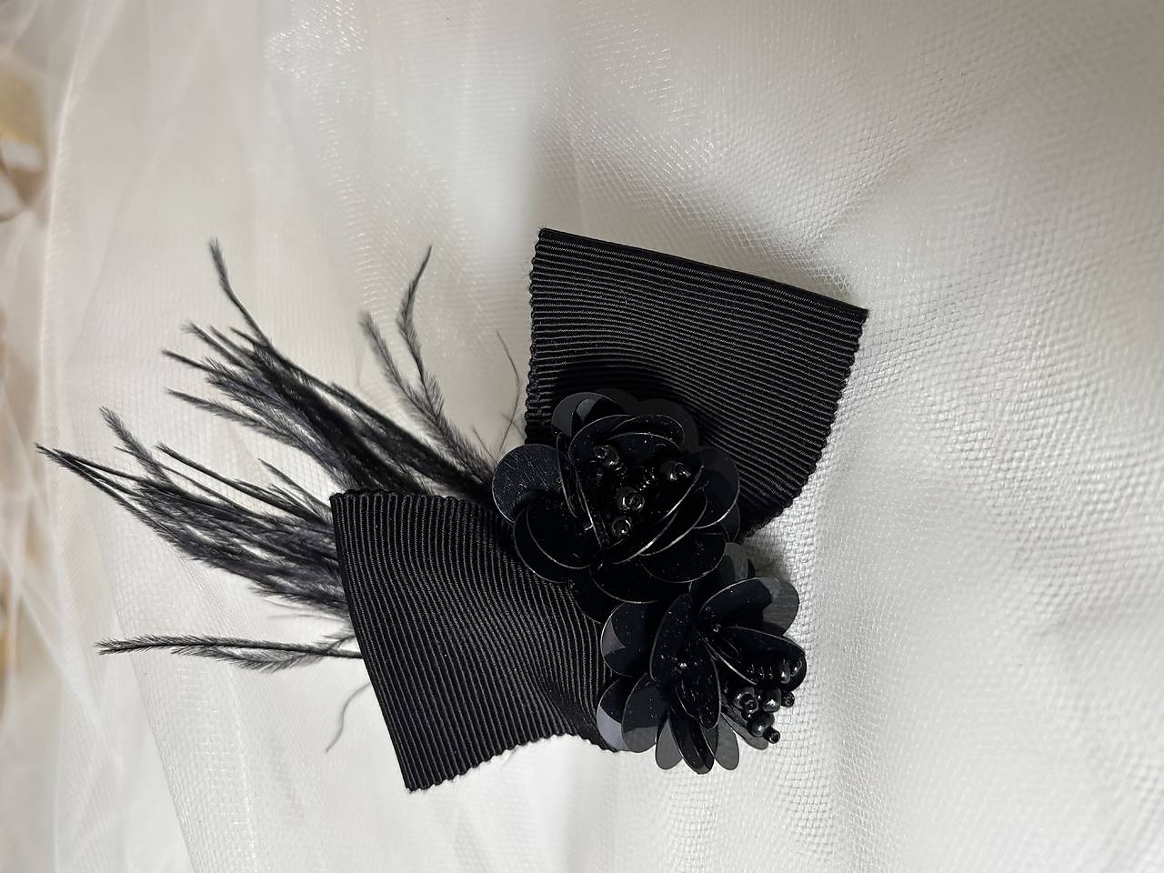 Brošne z kolekcie Forum Florum  (Čierna ripsová brošňa s flitrovými kvetmi a pierkami)
