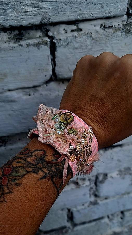 Vyšívaný náramek L.O.V.E