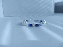 Náramky - Dámsky náramok z modrých a bielych korálok - Hidden Melody - 17877385_