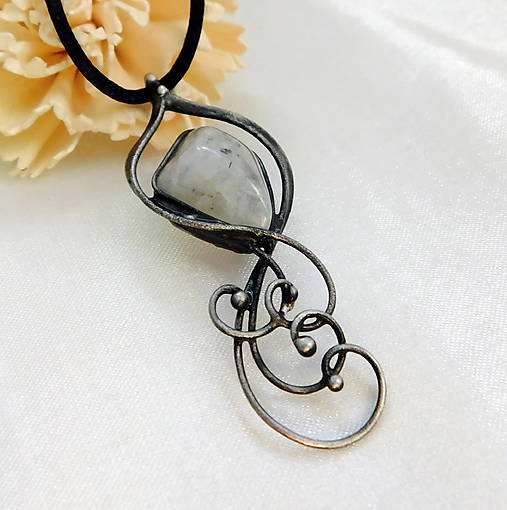 Náhrdelníky - Prívesok s mesačným kameňom / adulárom ─METZTLI─ - 17881792_