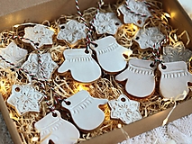 Dekorácie - Ozdôbky na stromček "večerná guľovačka" (Krabička (6 rukavičiek a 10 vločiek)) - 17880954_