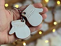 Dekorácie - Ozdôbky na stromček "večerná guľovačka" (Krabička (6 rukavičiek a 10 vločiek)) - 17880958_