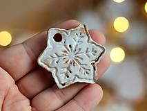 Dekorácie - Ozdôbky na stromček "večerná guľovačka" (Krabička (6 rukavičiek a 10 vločiek)) - 17880959_