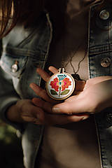 Náhrdelníky - Vyšívaný náhrdelník "Ľudový motív" - 17881313_