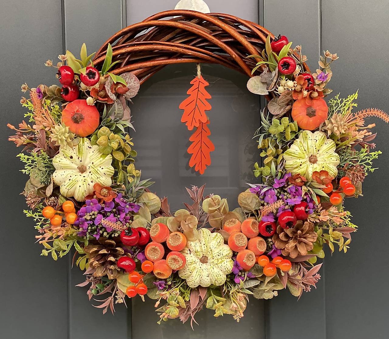 Jesenný veniec L 40cm na hnedom prútenom základe dekorácia na dvere Venček J3