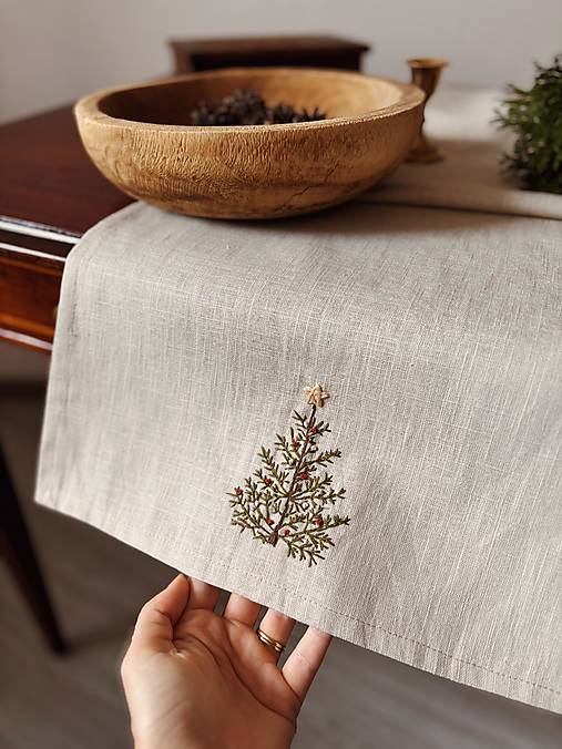 Úžitkový textil - Ručne vyšívaný ľanový vianočný behúň - Béžový so stromčekom - 17881363_