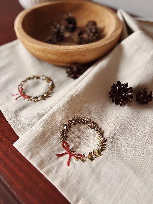 Úžitkový textil - Ručne vyšívaný ľanový vianočný behúň - Béžový s venčekom - 17881374_