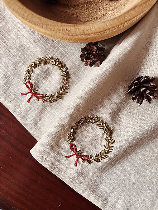 Úžitkový textil - Ručne vyšívaný ľanový vianočný behúň - Béžový s venčekom - 17881376_