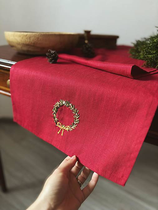 Úžitkový textil - Ručne vyšívaný ľanový vianočný behúň - Červený s venčekom - 17881384_